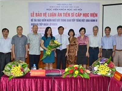 Bảo vệ thành công luận án tiến sĩ Ngôn ngữ học: “Đặc điểm ngôn ngữ giới trong giao tiếp tiếng Việt (qua hành vi khen và tiếp nhận lời khen)”